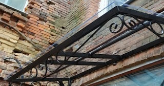 Угловые козырьки для частных домов и входов в Белореченске - НавесыБлч от 1800 рублей